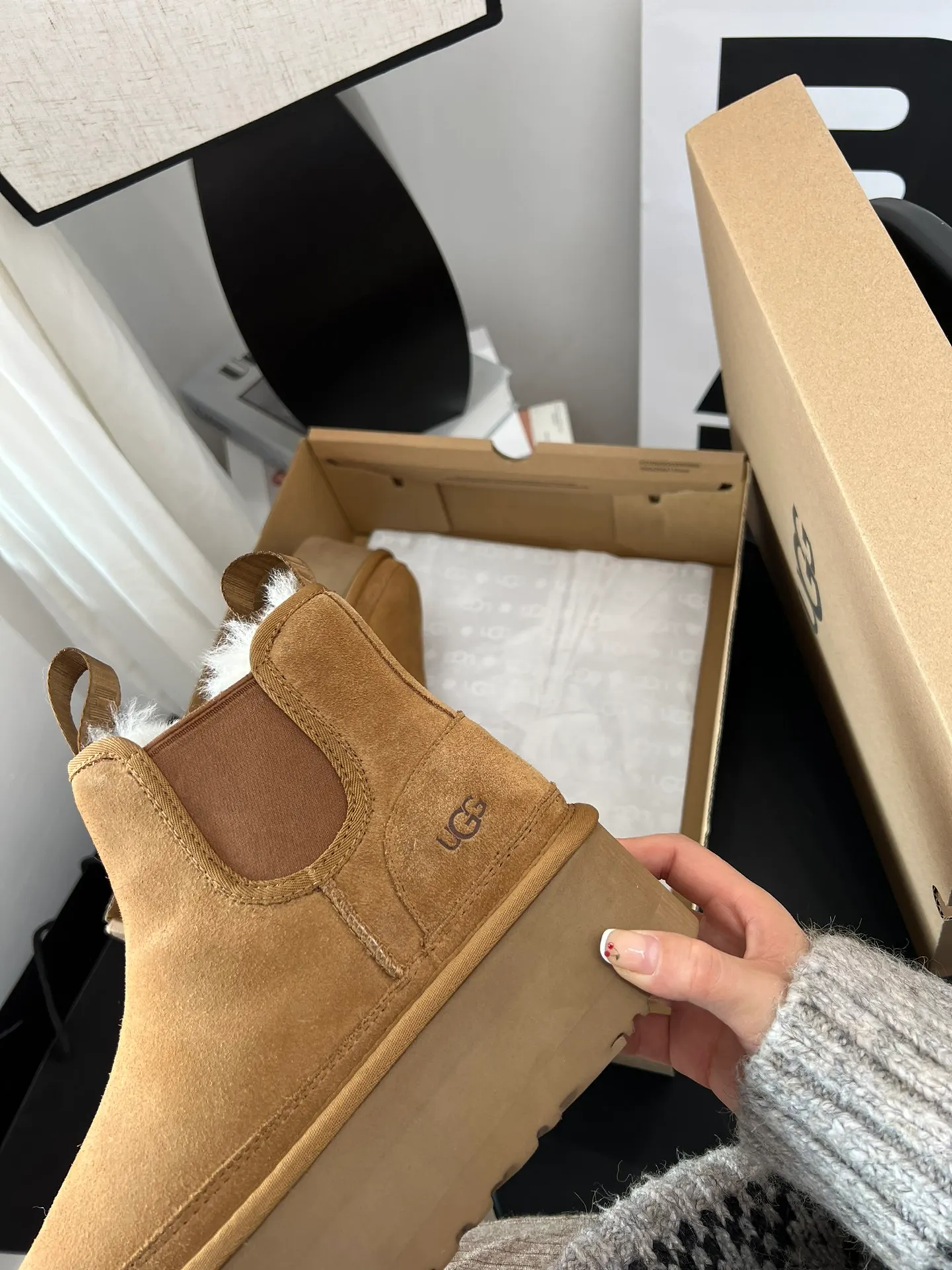 💰560 UGG sheepskin all-in-one snow boots Chelsea boots UGG 4526 Autumn and winter new women's casual and comfortable thick-soled Chelsea fashion boots star same style 1134526 Color: black maroon gray Size: 35-40